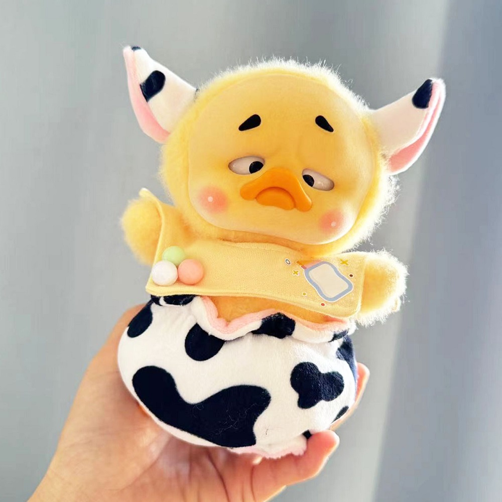thumbnail image 2 of Annoying Duck va a trabajar Annoying Duck serie peluche ropa bebé caja ciega pequeño pato amarillo reemplazo ropa muñeca (B - juego tres piezas vaca pequeña), 2 of 2
