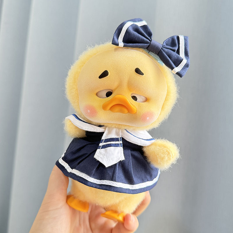 thumbnail image 2 of Annoying Duck va a trabajar Annoying Duck serie peluche ropa bebé caja ciega pequeño pato amarillo reemplazo ropa muñeca (C - falda universitaria británico), 2 of 2
